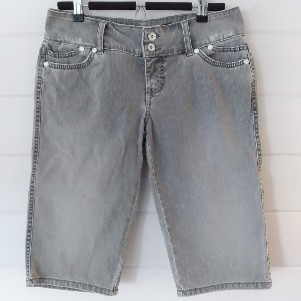 GLO grey distressed wash zipper fly women's bermuda demin jean shorts size 9